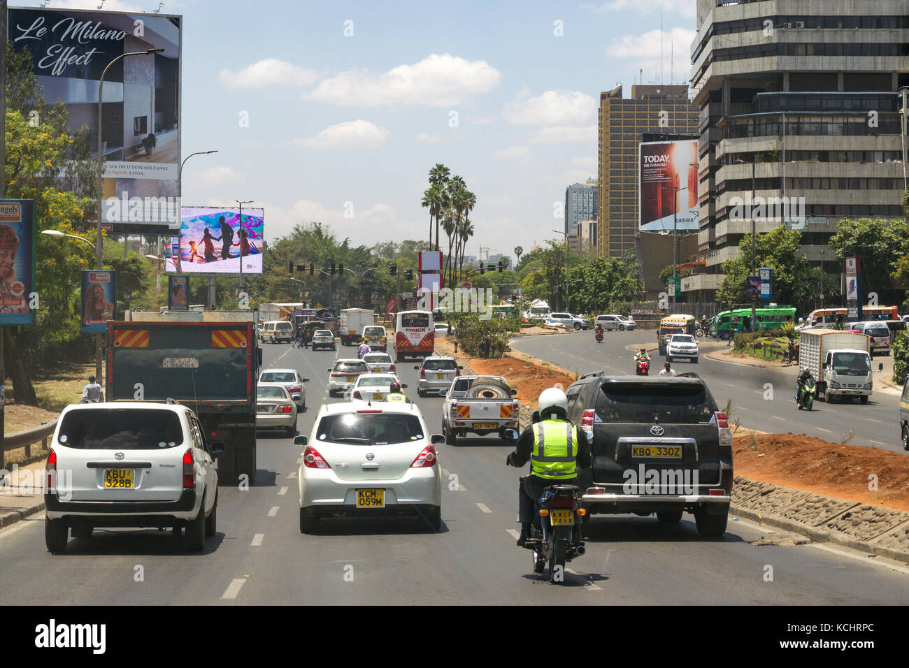 I veicoli guida su Uhuru Highway in Nairobi Central Business District (CBD), Kenya Foto Stock