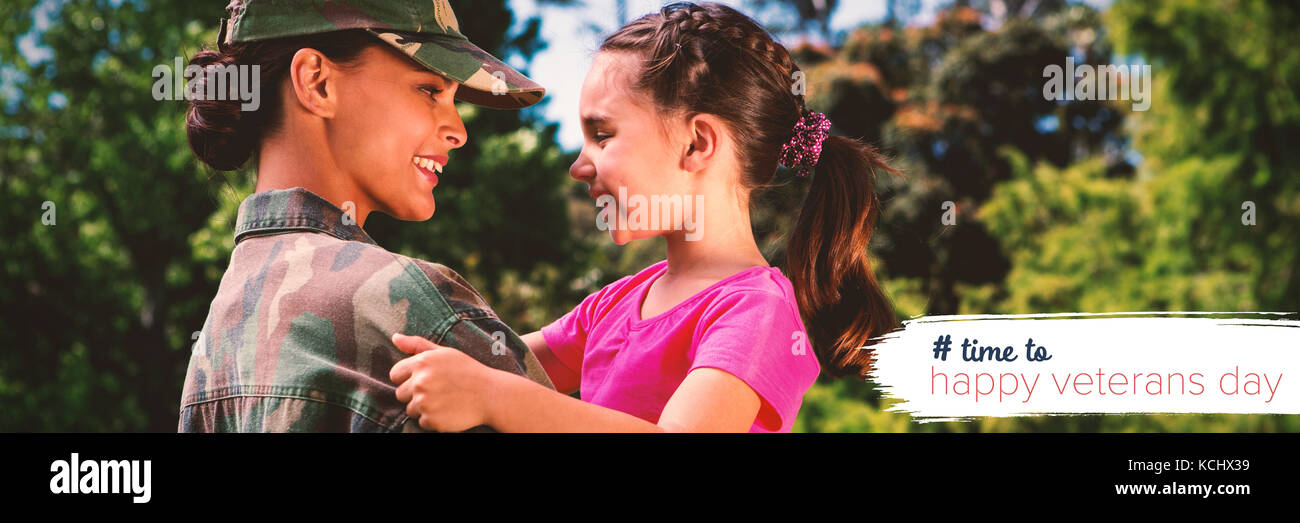 Esercito la donna che porta la figlia contro il logo per i veterani di giorno in america hashtag Foto Stock