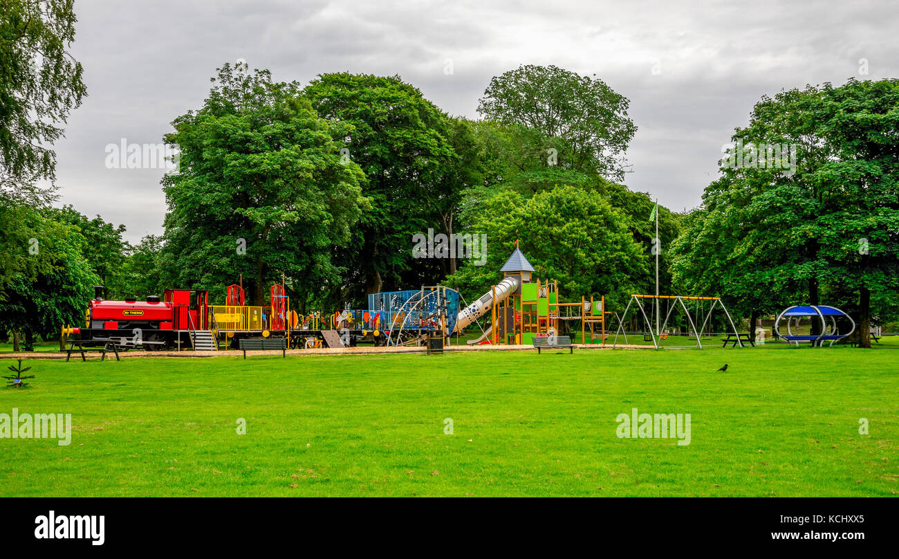 Ampio parco giochi per bambini nel Parco Seaton, città di Aberdeen, Scozia Foto Stock