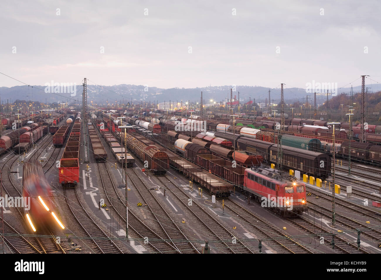 Germania, Ruhr Area, Hagen-Vorhalle, cantiere ferroviario shunting nel distretto di Vorhalle, treni merci. Deutschland, Ruhrgebiet, Hagen-Vorhalle, Zugbild Foto Stock