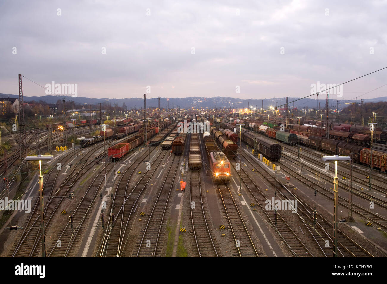 Germania, Ruhr Area, Hagen-Vorhalle, cantiere ferroviario shunting nel distretto di Vorhalle, treni merci. Deutschland, Ruhrgebiet, Hagen-Vorhalle, Zugbild Foto Stock