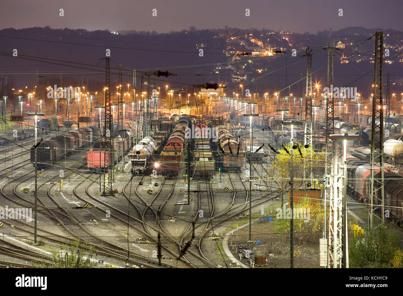 Germania, Ruhr Area, Hagen-Vorhalle, cantiere ferroviario shunting nel distretto di Vorhalle, treni merci. Deutschland, Ruhrgebiet, Hagen-Vorhalle, Zugbild Foto Stock