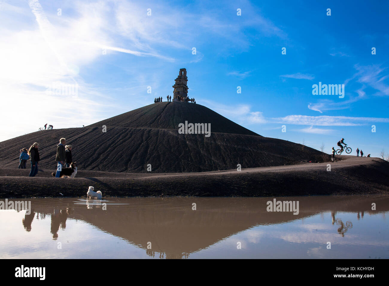 Germania, zona Ruhr, Gelsenkirchen, la scultura Himmelstreppe / scala cielo dell'artista Hermann Prigann in cima al mucchio Rheinelbe. Germania Foto Stock