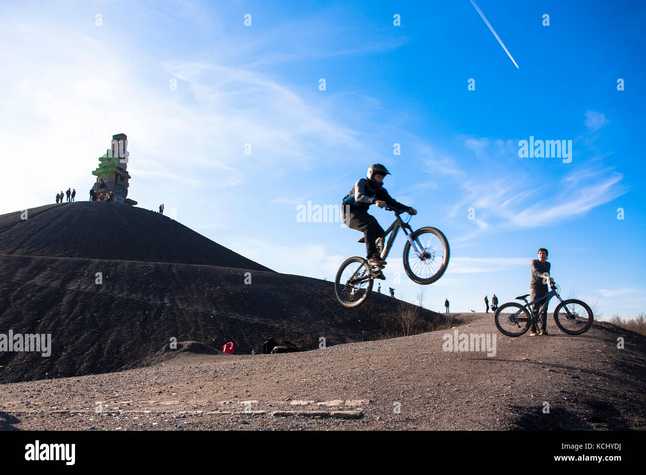 Germania, zona Ruhr, Gelsenkirchen, la scultura Himmelstreppe / scala cielo dell'artista Hermann Primann in cima al mucchio Rheinelbe, salto di un mo Foto Stock