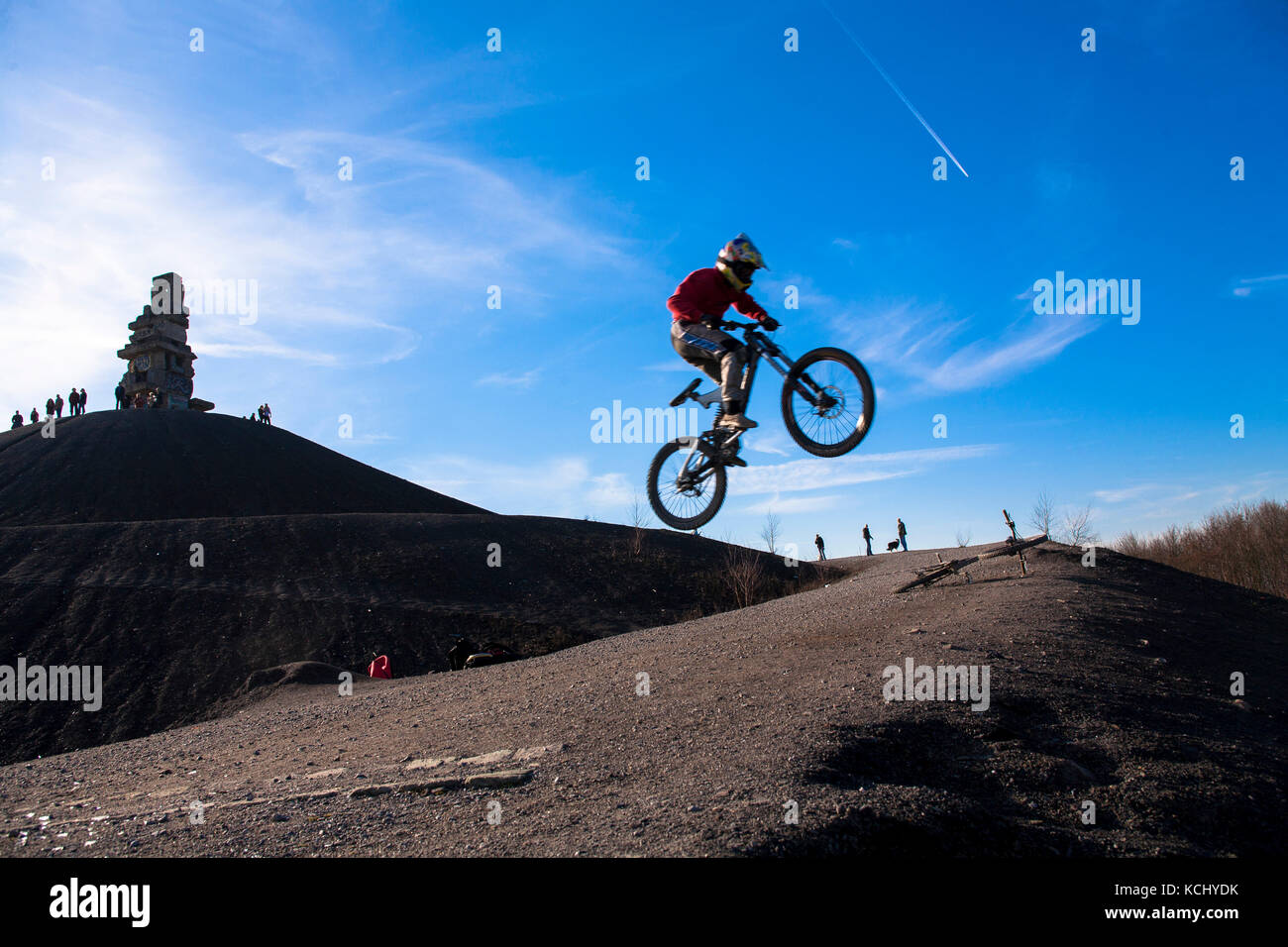 Germania, zona Ruhr, Gelsenkirchen, la scultura Himmelstreppe / scala cielo dell'artista Hermann Primann in cima al mucchio Rheinelbe, salto di un mo Foto Stock