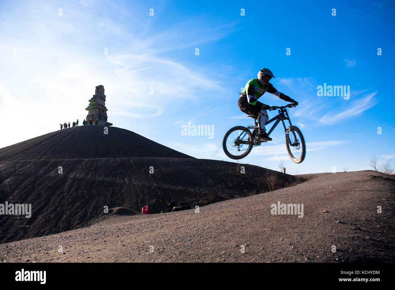 Germania, zona Ruhr, Gelsenkirchen, la scultura Himmelstreppe / scala cielo dell'artista Hermann Primann in cima al mucchio Rheinelbe, salto di un mo Foto Stock