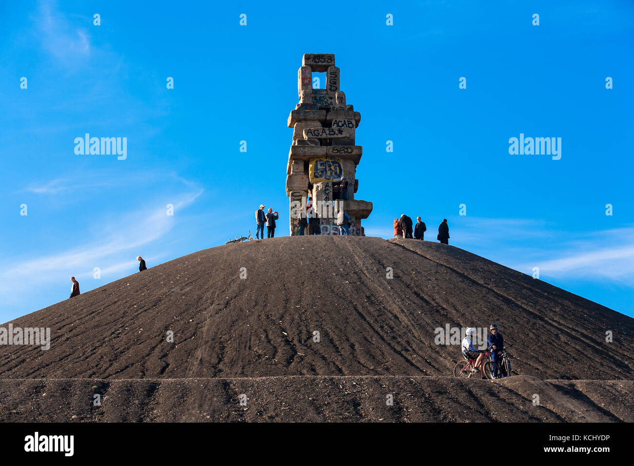 Germania, zona Ruhr, Gelsenkirchen, la scultura Himmelstreppe / scala cielo dell'artista Hermann Prigann in cima al mucchio Rheinelbe. Germania Foto Stock