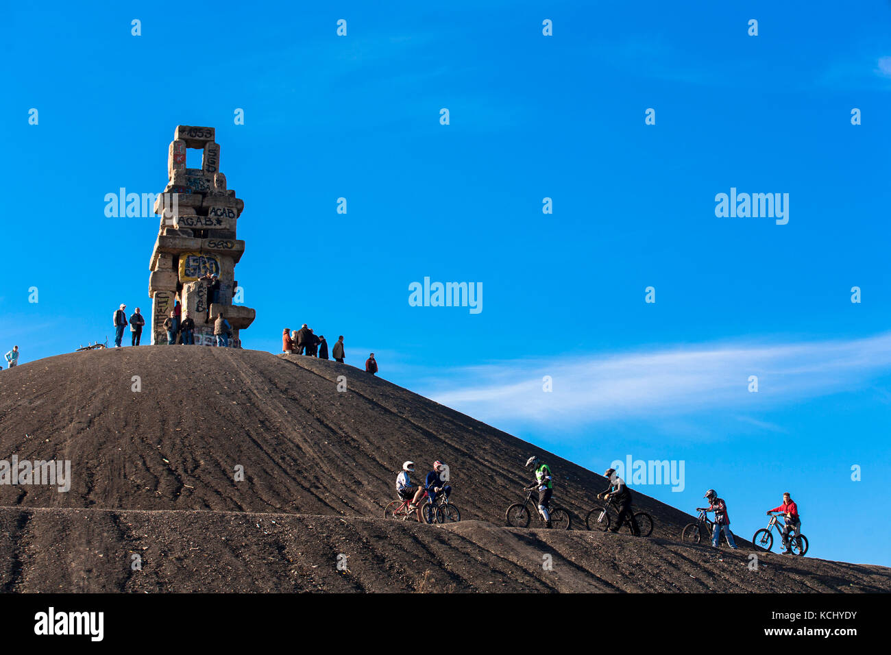 Germania, zona Ruhr, Gelsenkirchen, la scultura Himmelstreppe / scala cielo dell'artista Hermann Prigann in cima al mucchio Rheinelbe. Germania Foto Stock