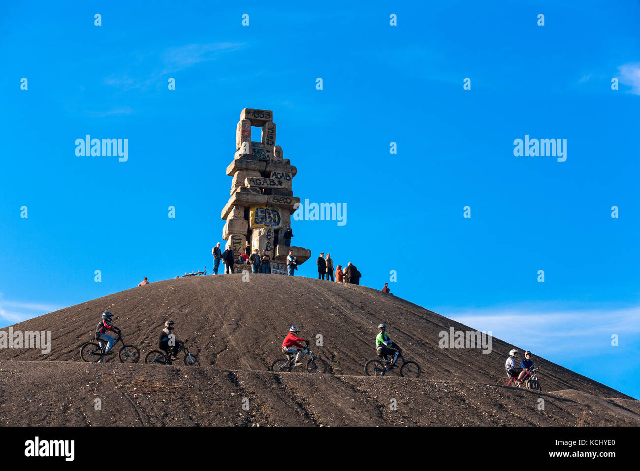Germania, zona Ruhr, Gelsenkirchen, la scultura Himmelstreppe / scala cielo dell'artista Hermann Prigann in cima al mucchio Rheinelbe. Germania Foto Stock