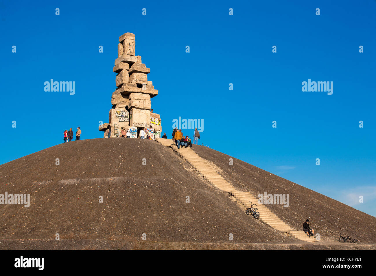 Germania, zona Ruhr, Gelsenkirchen, la scultura Himmelstreppe / scala cielo dell'artista Hermann Prigann in cima al mucchio Rheinelbe. Germania Foto Stock