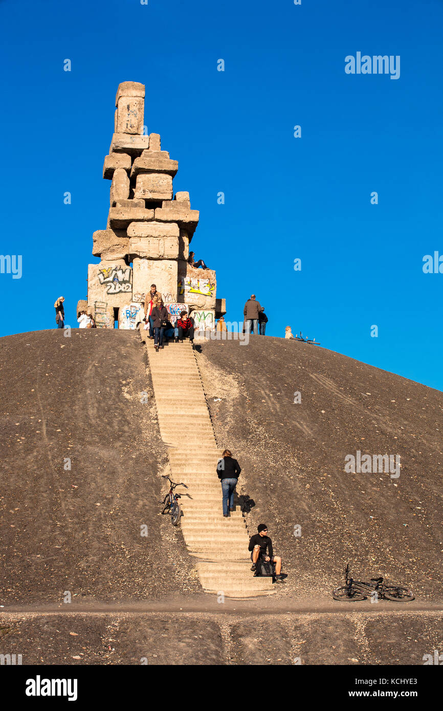 Germania, zona Ruhr, Gelsenkirchen, la scultura Himmelstreppe / scala cielo dell'artista Hermann Prigann in cima al mucchio Rheinelbe. Germania Foto Stock