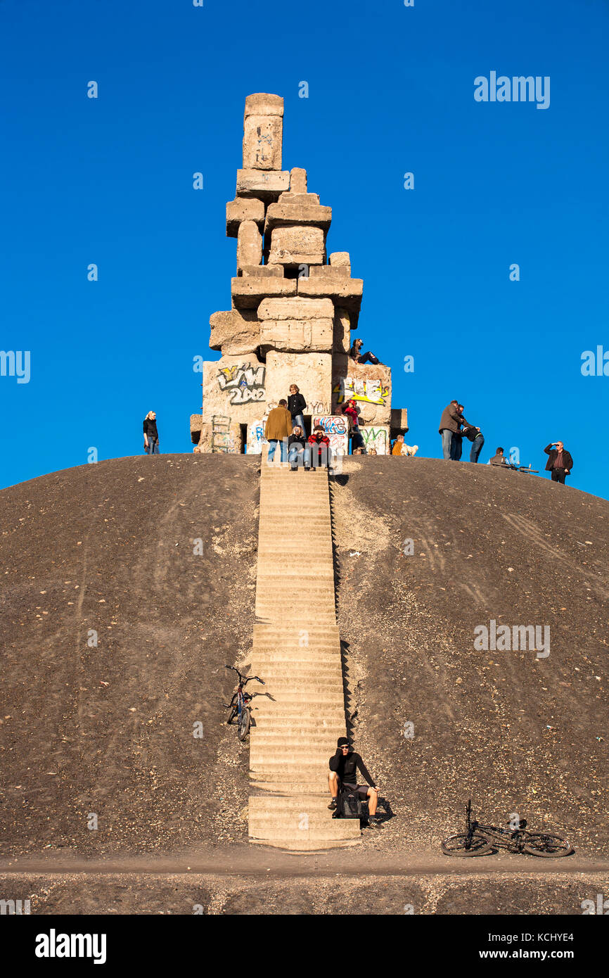 Germania, zona Ruhr, Gelsenkirchen, la scultura Himmelstreppe / scala cielo dell'artista Hermann Prigann in cima al mucchio Rheinelbe. Germania Foto Stock
