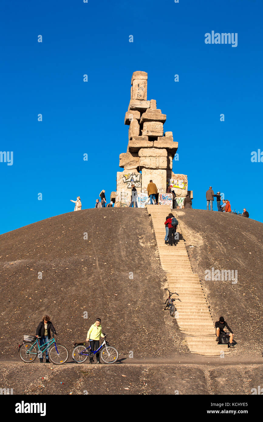 Germania, zona Ruhr, Gelsenkirchen, la scultura Himmelstreppe / scala cielo dell'artista Hermann Prigann in cima al mucchio Rheinelbe. Germania Foto Stock