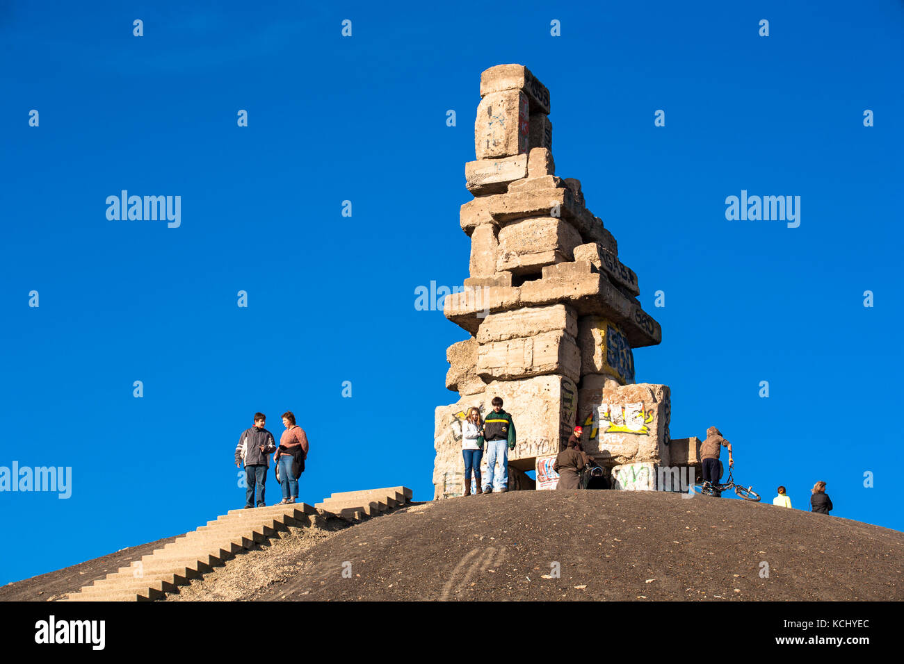 Germania, zona Ruhr, Gelsenkirchen, la scultura Himmelstreppe / scala cielo dell'artista Hermann Prigann in cima al mucchio Rheinelbe. Germania Foto Stock