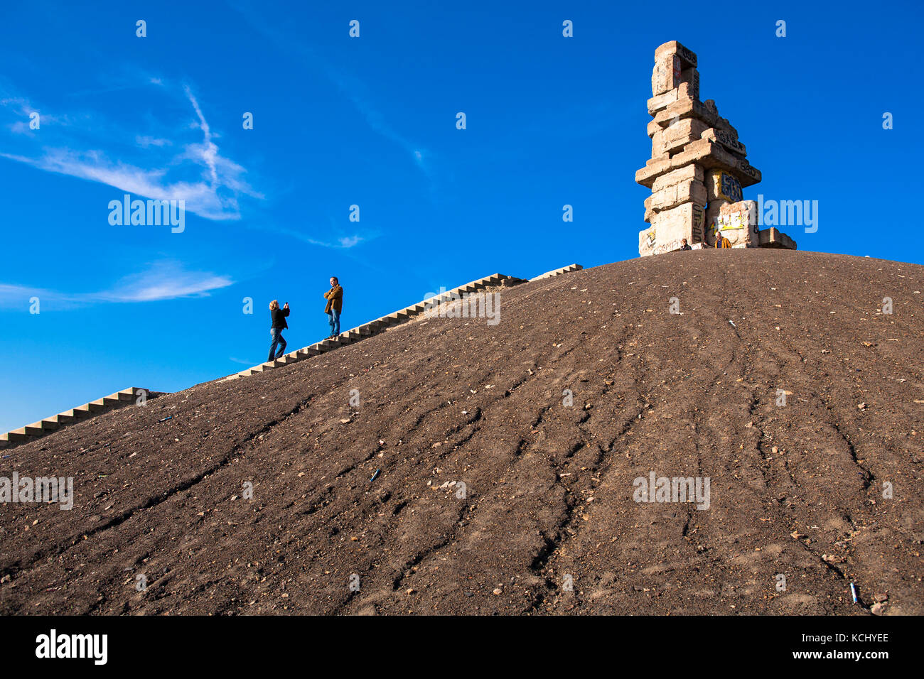 Germania, zona Ruhr, Gelsenkirchen, la scultura Himmelstreppe / scala cielo dell'artista Hermann Prigann in cima al mucchio Rheinelbe. Germania Foto Stock
