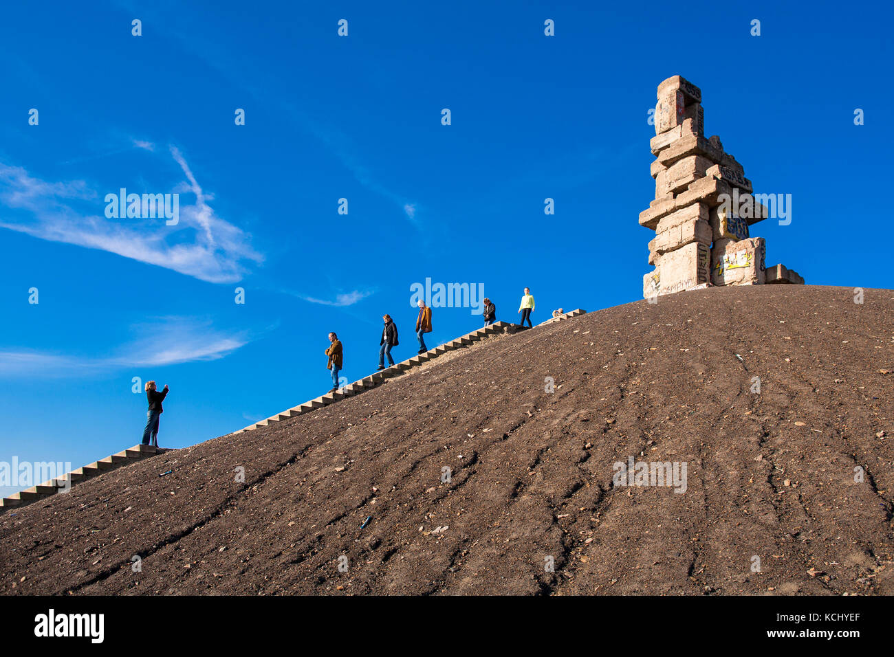 Germania, zona Ruhr, Gelsenkirchen, la scultura Himmelstreppe / scala cielo dell'artista Hermann Prigann in cima al mucchio Rheinelbe. Germania Foto Stock