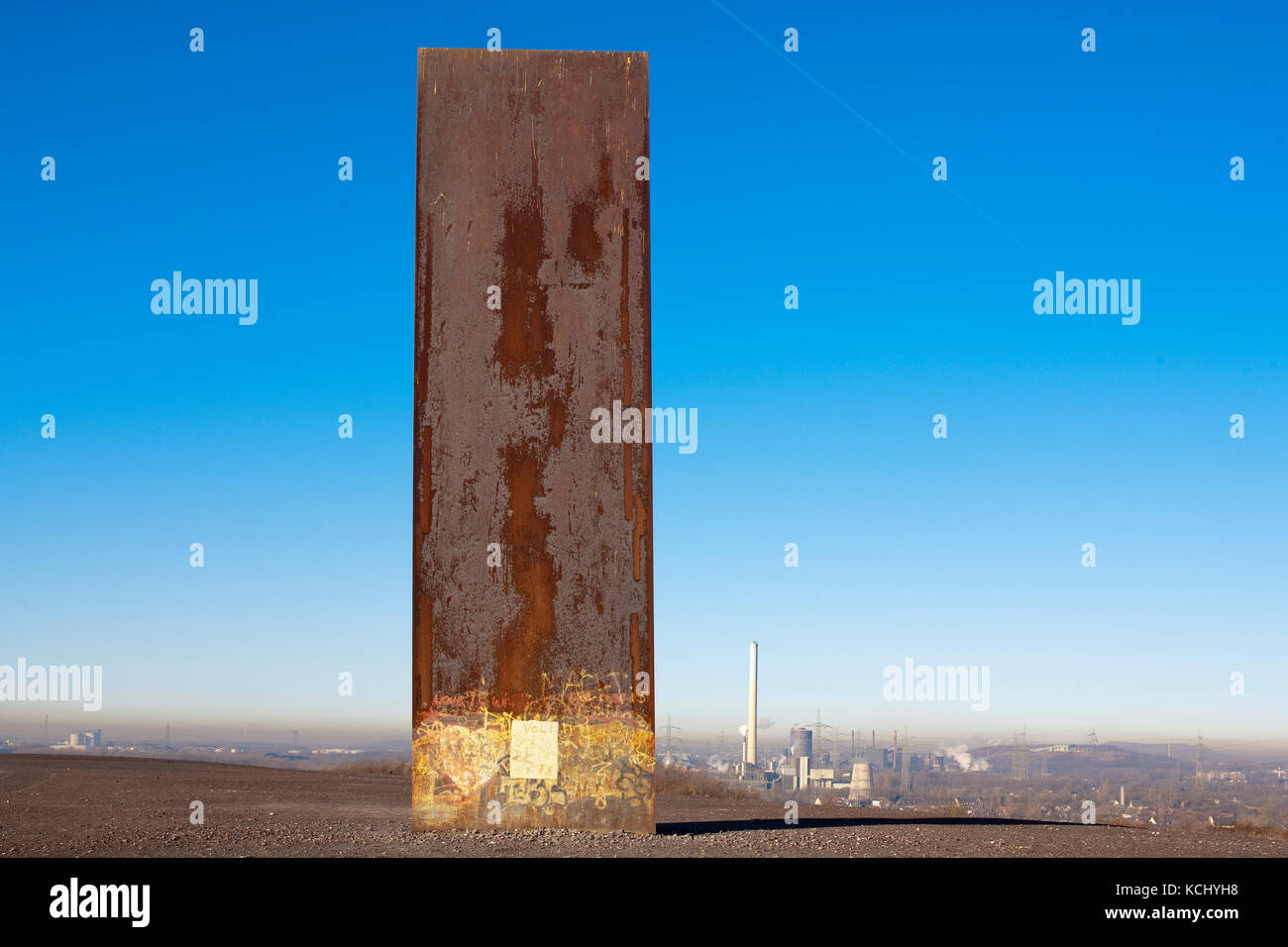 Germania, area della Ruhr, Essen, lastra di acciaio di Richard Serra sul cumulo di Schurenbach. Deutschland, Ruhrgebiet, Essen, Stahlbramme von Richard Serra auf de Foto Stock