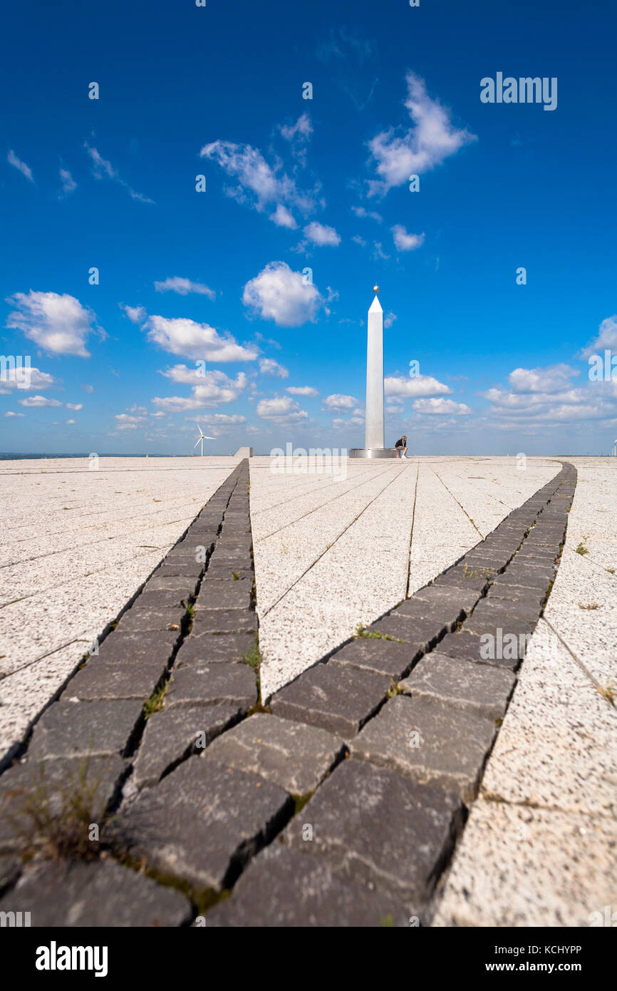 Germania, Ruhr zona, Herten, obelisco sul cumulo Hoeward, l'obelisco è l'indicatore di un grande sund quadrante. Deutschland, Ruhrgebiet, Herten, Obelisco Foto Stock