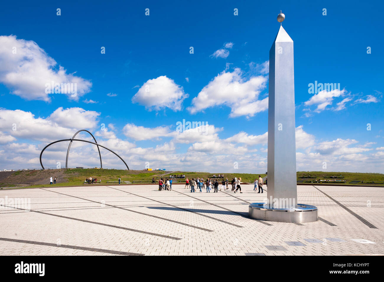 Germania, zona Ruhr, Herten, obelisco sul cumulo Hoeward (l'obelisco è l'indicatore di un grande quadrante di sund) dietro di esso gli archi di 50 metri di altezza del Foto Stock