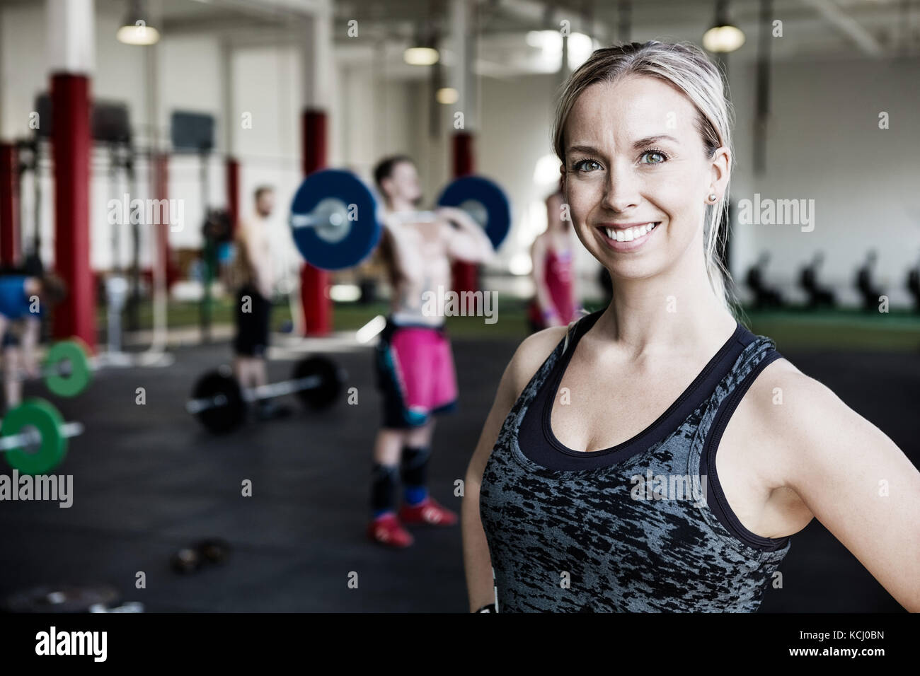 Donna sorridente in palestra Foto Stock