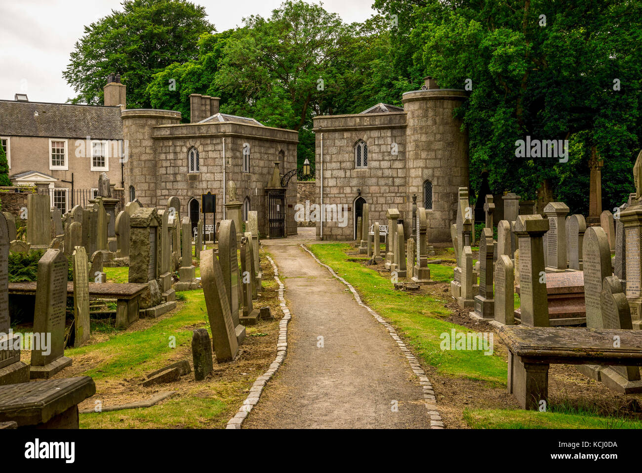Uscire da st machar Cathedral e il cimitero di estate, Aberdeen, Scozia Foto Stock