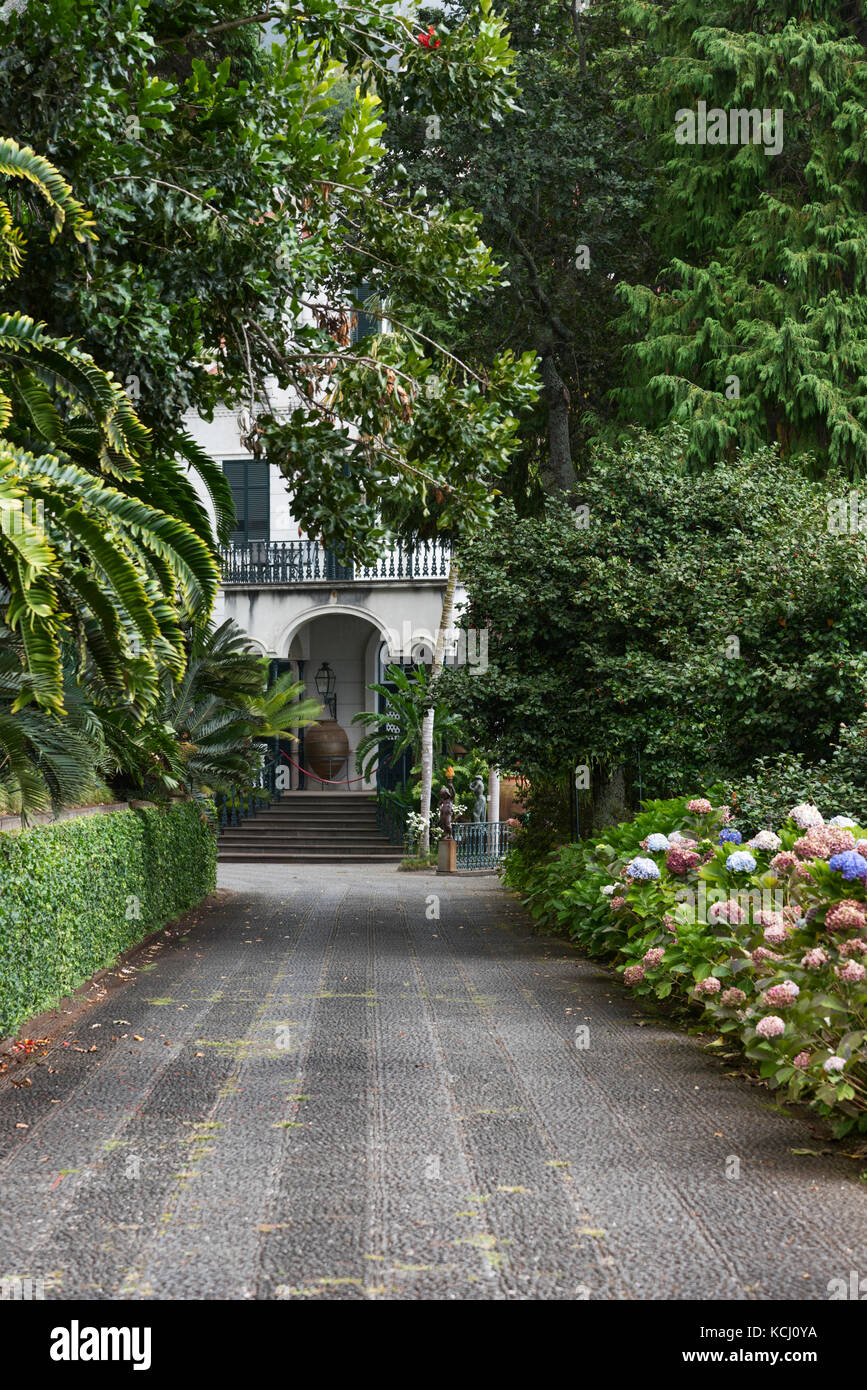 I giardini tropicali al Monte Palace vicino a Funchal in Madeira sono un luogo tranquillo dove passeggiare e rilassarsi Foto Stock