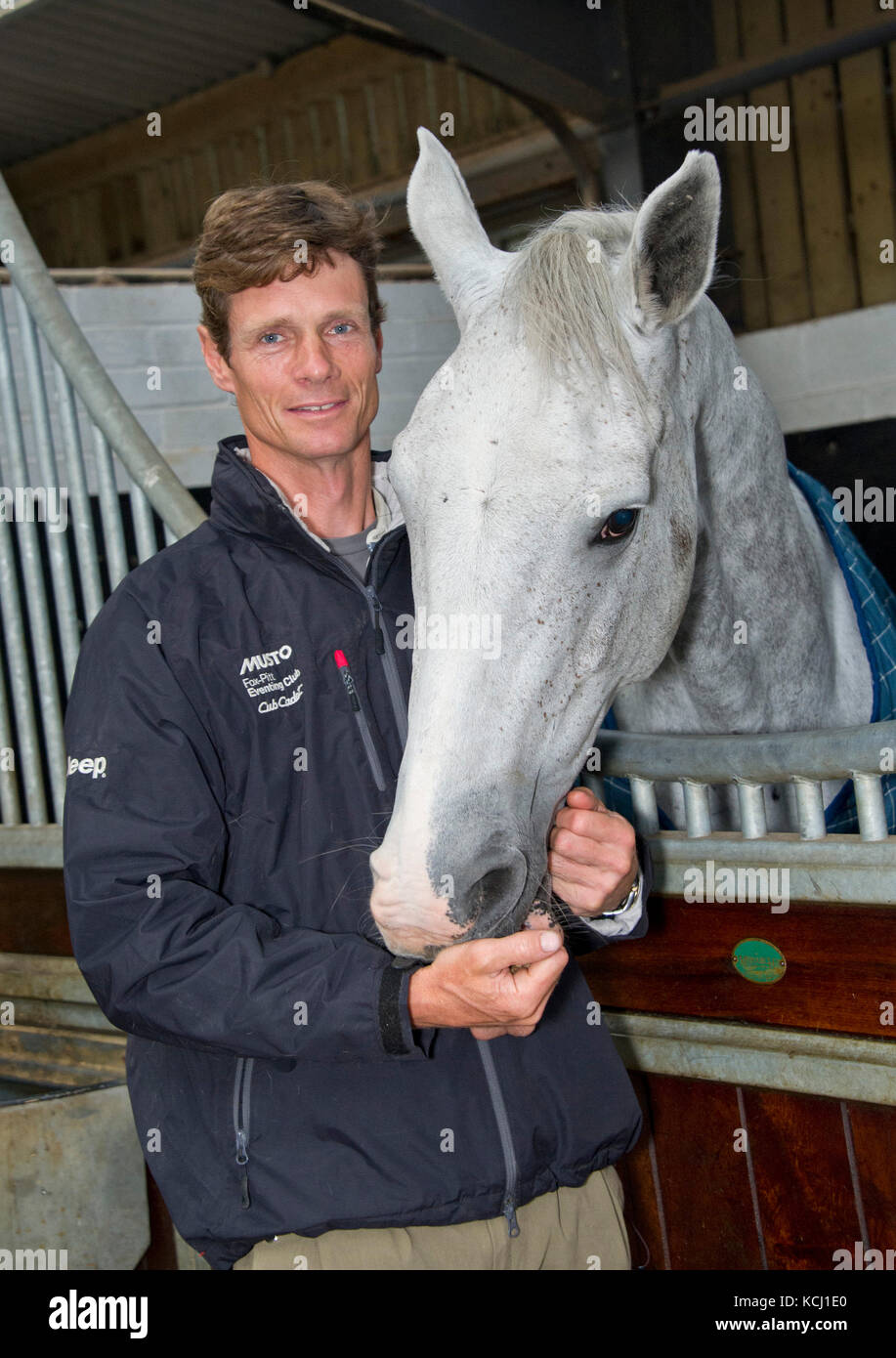 William equestre Fox-Pitt con il suo cane "Papavero' Foto Stock