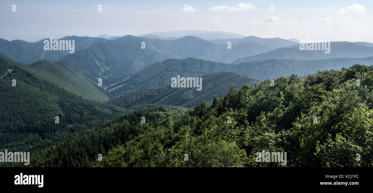 Vista da ostra skala hill - colline e valli di Mala Fatra montagne in Slovacchia durante la bella giornata con cielo blu Foto Stock