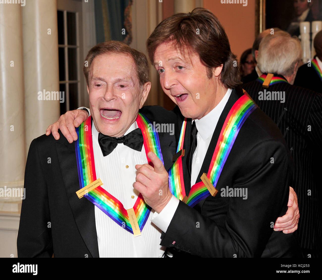 2010 Kennedy Center onorifica Jerry Herman, a sinistra, e Sir Paul McCartney, a destra, dopo aver posato per la loro foto di classe formale dopo La Cena formale dell'artista presso il Dipartimento di Stato degli Stati Uniti a Washington, D.C. sabato 4 dicembre 2010. Credito: Ron Sachs / CNP /MediaPunch Foto Stock