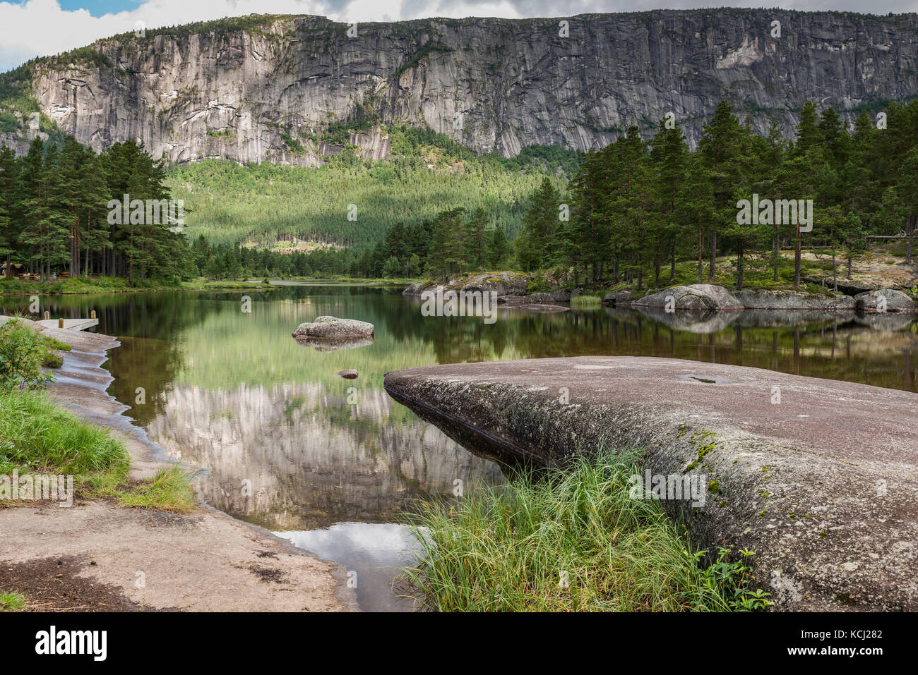 La natura della Norvegia con montagne riflesso nell'acqua Foto Stock