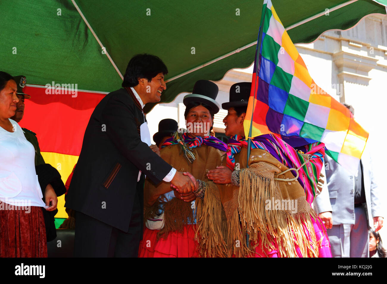 Il presidente boliviano Evo Morales indigeni saluta Womens leader sindacali dopo un evento per commemorare la Giornata internazionale delle donne indigene, La Paz, Bol Foto Stock