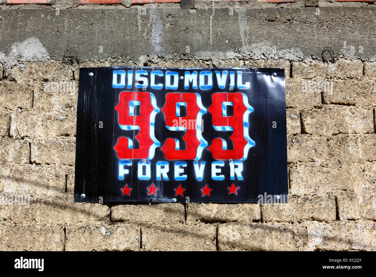 Discoteca mobile 999 per sempre segno su adobe / parete mudbrick, el alto, Bolivia Foto Stock