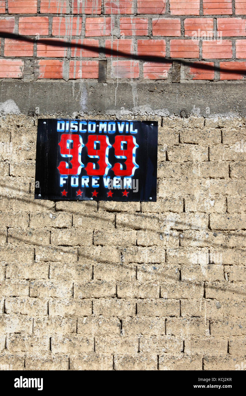 Discoteca mobile 999 per sempre segno sul mattone e adobe / parete mudbrick, el alto, Bolivia Foto Stock