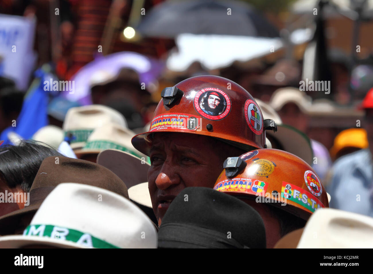 Il minatore da Huanuni indossando il casco con Che Guevara ritratto adesivo su di esso a una manifestazione politica, Orinoca, Oruro Dipartimento, Bolivia Foto Stock