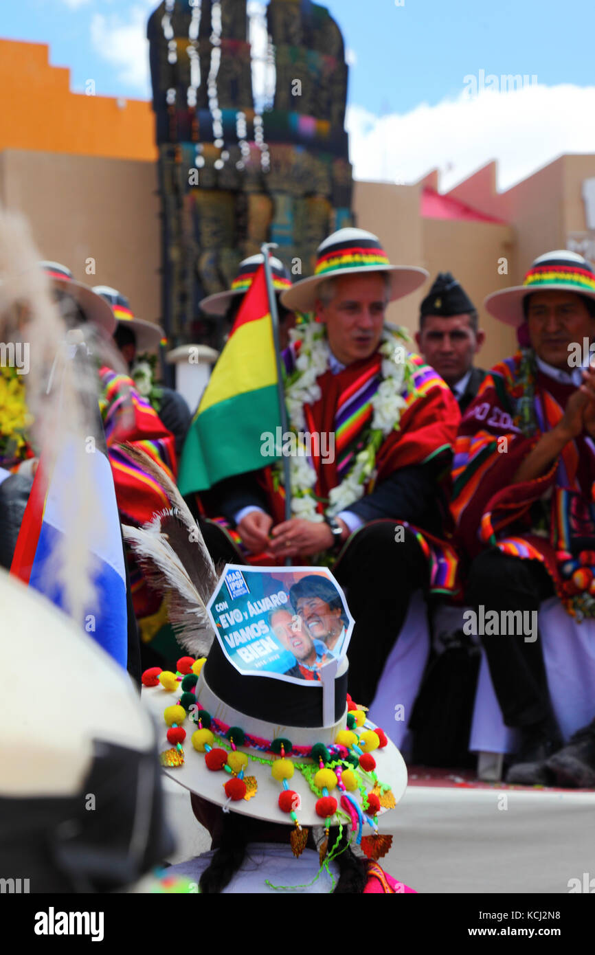 Donna indigena con pubblicità su il suo cappello per il presidente boliviano Evo Morales (destra) e vice presidente Alvaro García Linera (centro), Bolivia Foto Stock