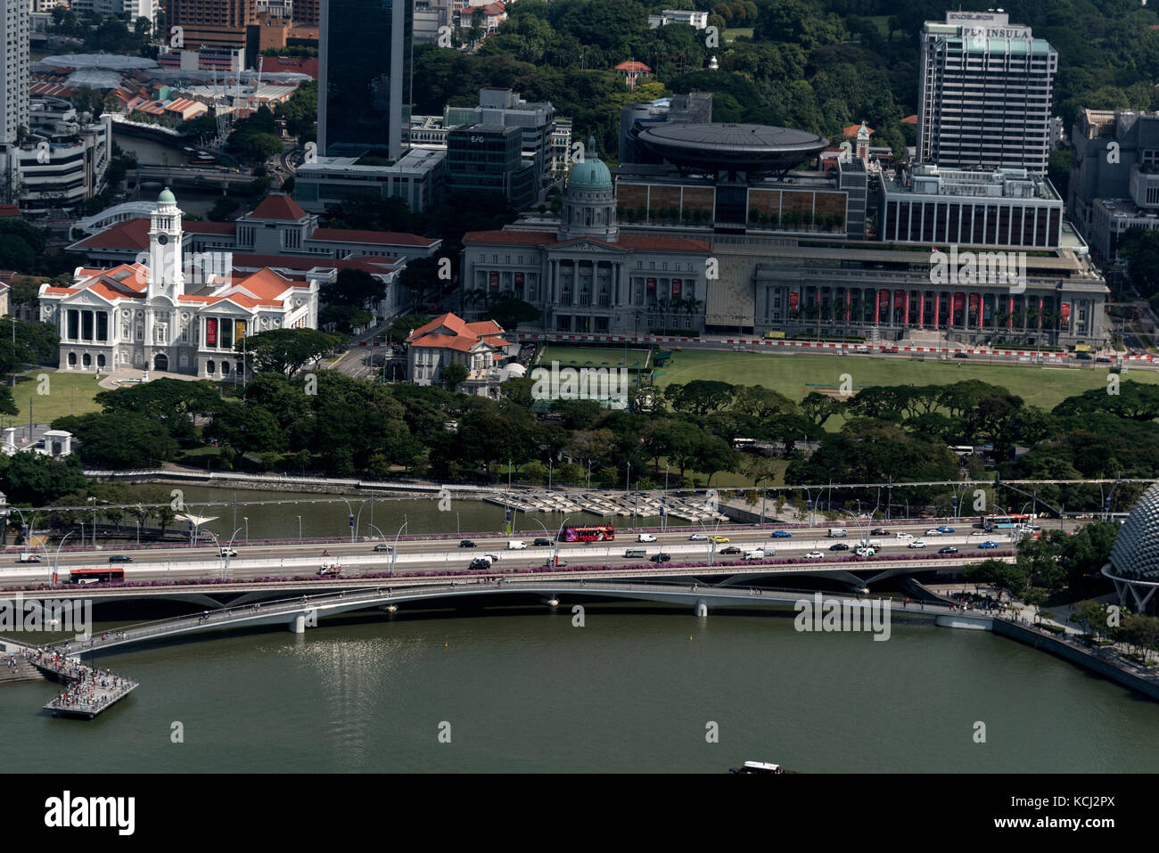 Gli edifici storici di Singapore nel centro della città sono: L- R , la torre dell'orologio del Victoria Theatre e sala concerti, (illuminata dal sole), Singapore Foto Stock