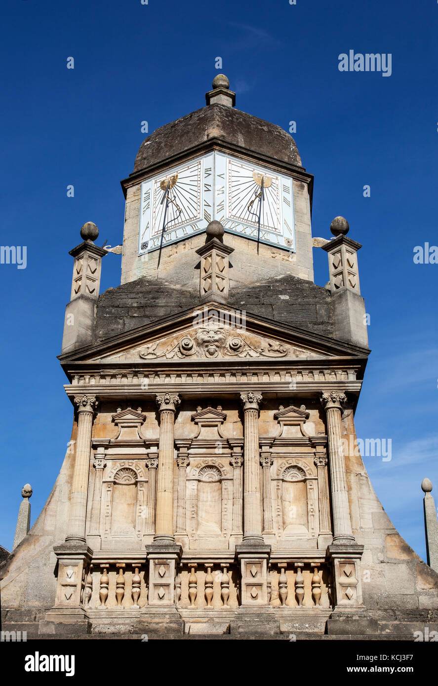 Meridiane sopra la porta d'Onore Gonville & Caius College. Gli studenti passano attraverso il cancello al Senato sul giorno di graduazione. Foto Stock