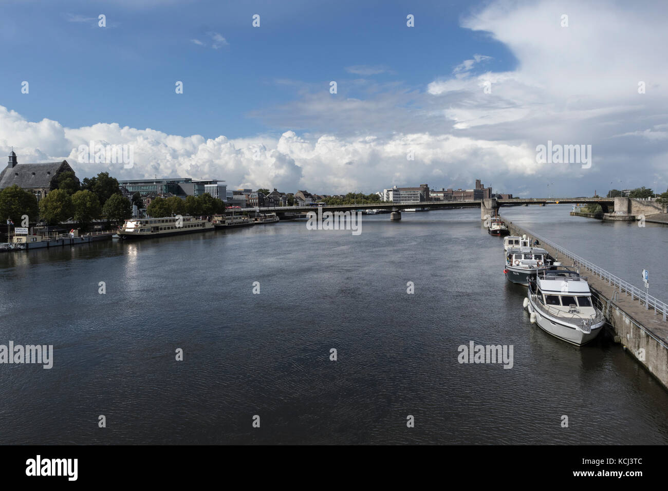 Il fiume Mosa a Maastricht, Olanda. West Bank sulla sinistra, East Bank sulla destra Foto Stock