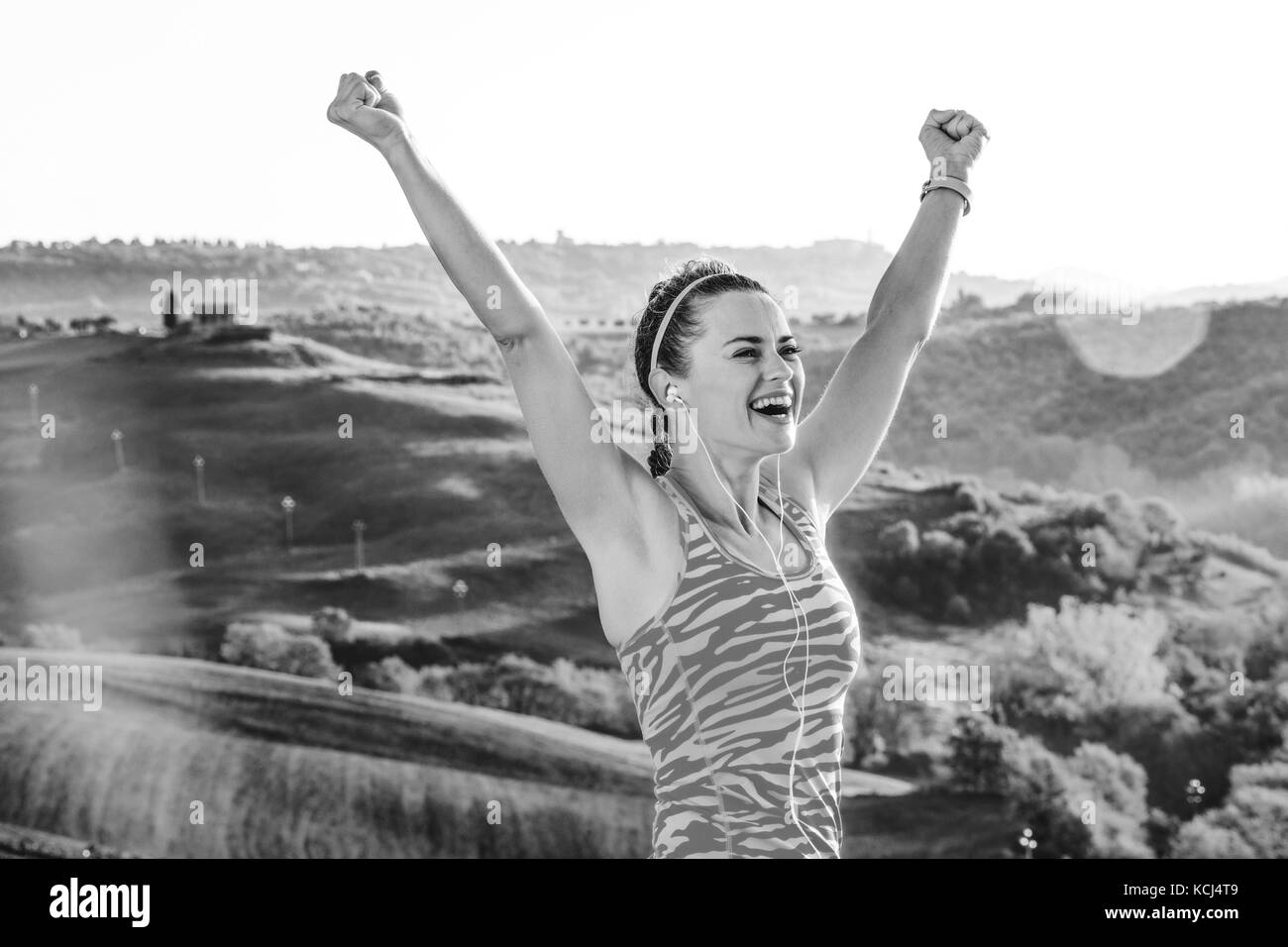 Fitness e magiche vedute della Toscana. ritratto di sorridere sportive in marcia sportiva contro il paesaggio della Toscana gioia Foto Stock