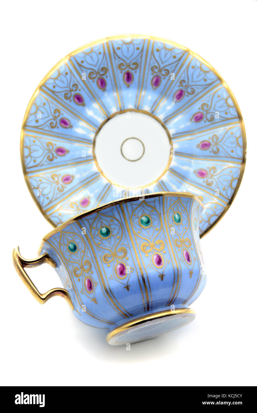 Antiquariato tempo biedermeier tazza da caffè con dipinti di gemme di colore bianco su sfondo isolato Foto Stock