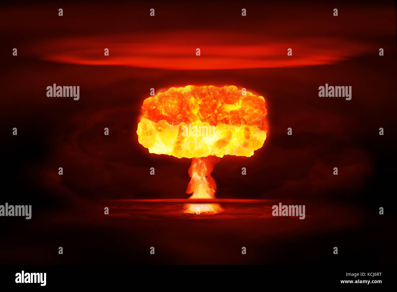 Bomba atomica esplosione realistica, colore rosso con fumo su sfondo nero Foto Stock