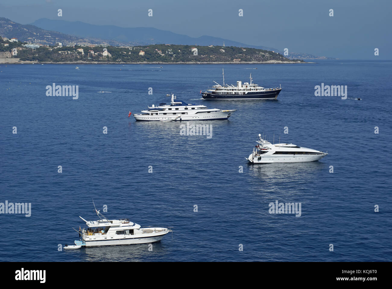 Luxury yacht ancorati nella baia di monaco in costa azzurra Foto Stock