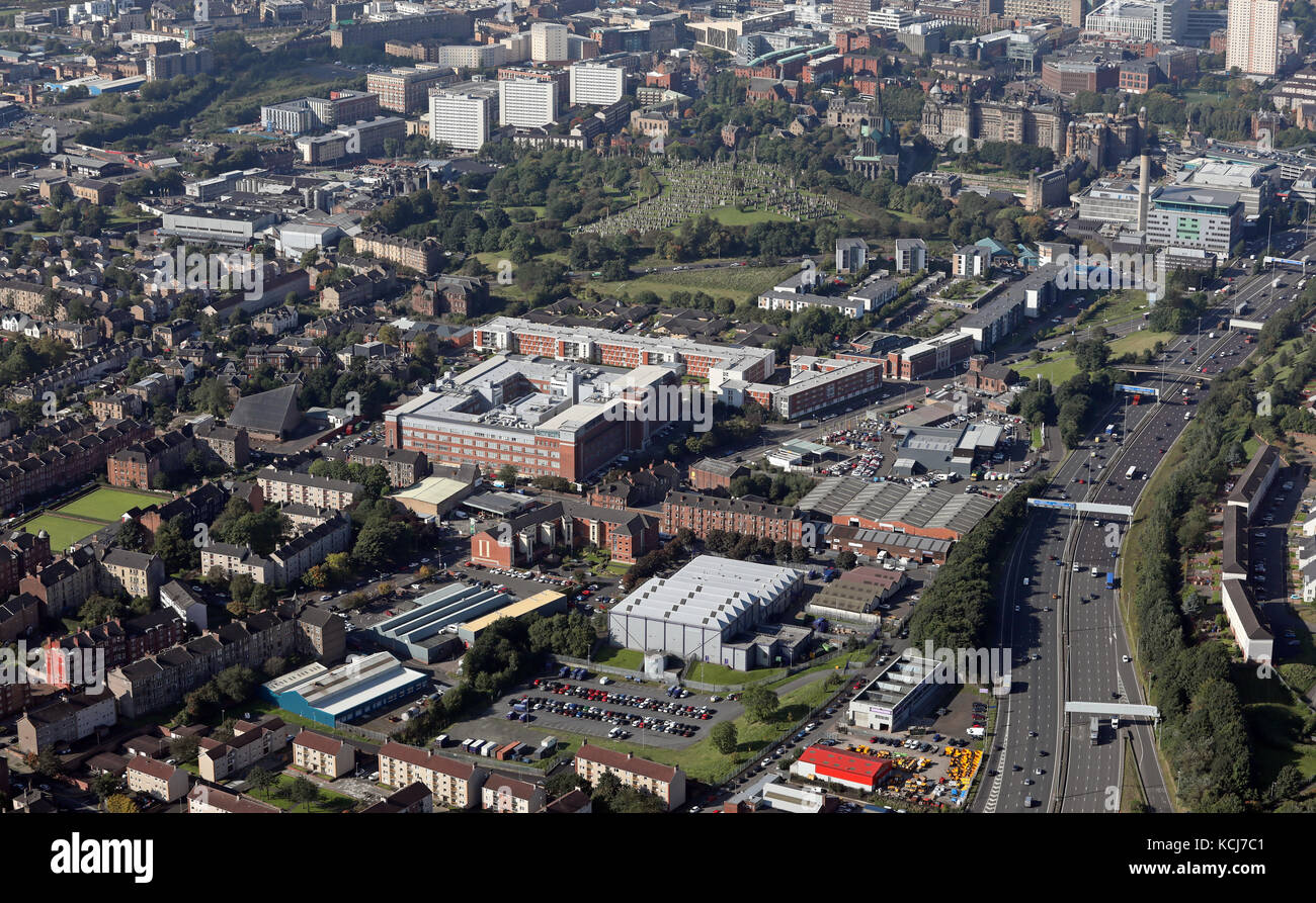 Una veduta aerea guardando ad ovest lungo la M8 verso Glasgow City Park prominente edificio sulla sinistra, Glasgow, Scotland, Regno Unito Foto Stock