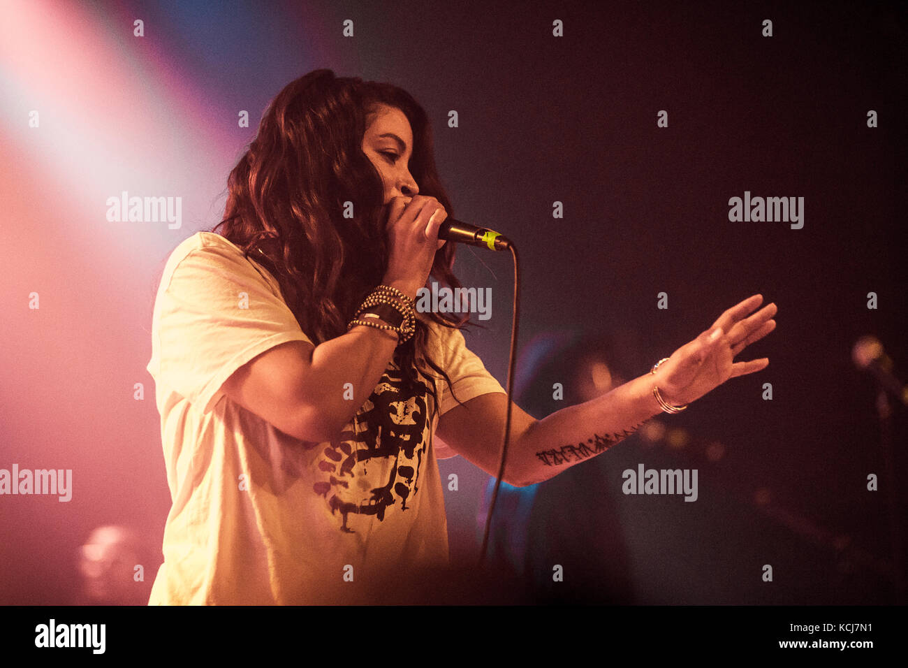 Il gruppo jazz rap americano Digable Planets esegue un concerto dal vivo al Pumpehuset di Copenhagen. Qui il rapper e lirista Ladybug Mecca è visto in diretta sul palco. Danimarca, 16/11 2016. Foto Stock