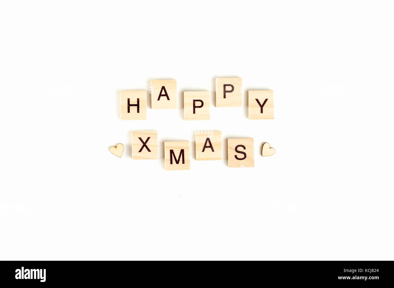 Happy Xmas testo in legno su uno sfondo bianco Foto Stock