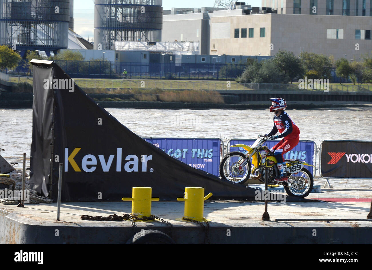Il leader del Nitro Circus e il concorrente e pilota stunt americano Travis Pastrana si esibiscono in un'esibizione su una moto tra due chiatte galleggianti sul Tamigi, a Londra, in vista dell'apertura alla Birmingham Arena a novembre di 'Nitro Circus: Avete ottenuto questo?, che visiterà 10 città in sei paesi attraverso il continente. Foto Stock