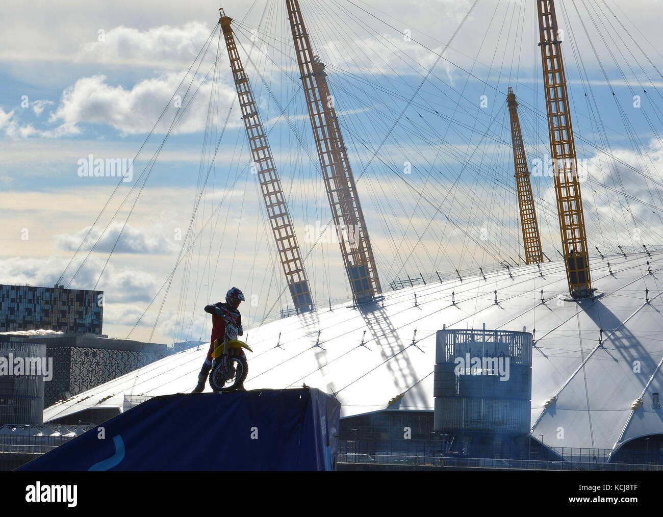 Il leader del Nitro Circus e il concorrente e pilota stunt americano Travis Pastrana si esibiscono in un'esibizione su una moto tra due chiatte galleggianti sul Tamigi, a Londra, in vista dell'apertura alla Birmingham Arena a novembre di 'Nitro Circus: Avete ottenuto questo?, che visiterà 10 città in sei paesi attraverso il continente. Foto Stock