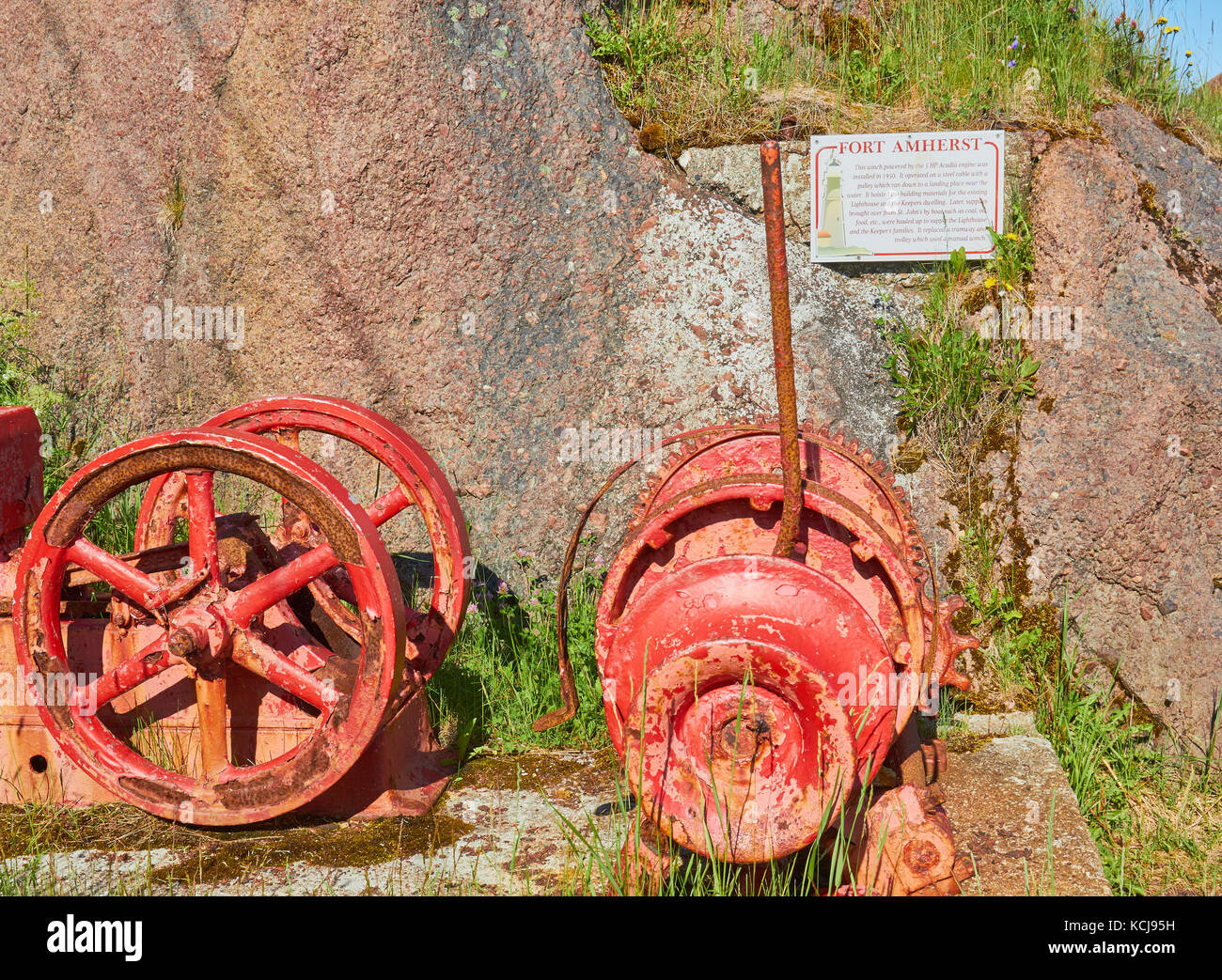 Il verricello installato nel 1950 per il sollevamento di materiali di costruzione dal livello di acqua per costruire il Fort Amherst Lighthouse, St John, Terranova, Canada. Foto Stock