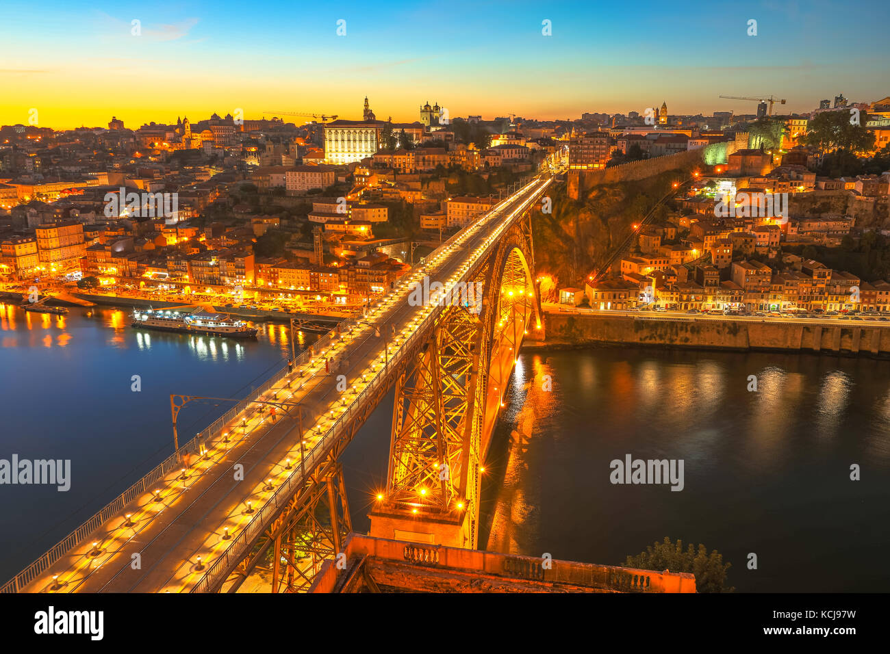 Porto skyline al tramonto Foto Stock