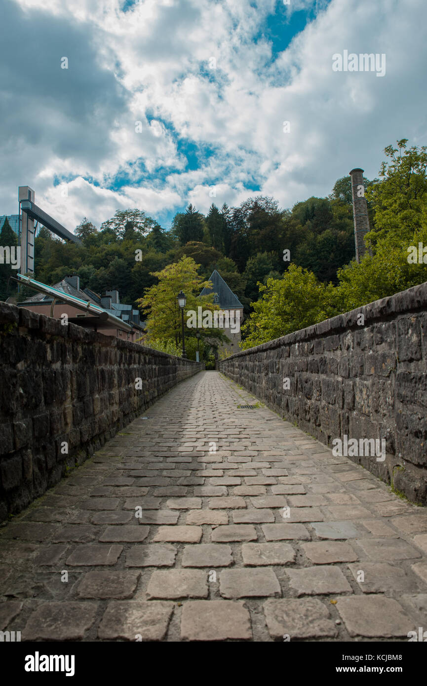 Vecchio ponte di pietra dalla vecchia città di Lussemburgo, Lussemburgo Foto Stock
